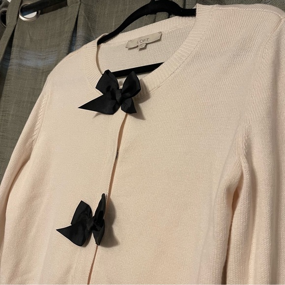 LOFT Women’s Ivory Cardigan with Black Bow Accents Size Large - Picture 4 of 10